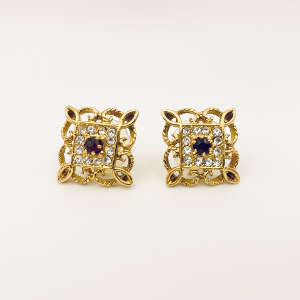🍟SOLD🍟 Vintage Avon Women’s Gold Stud Earrings Garnet Victorian Style